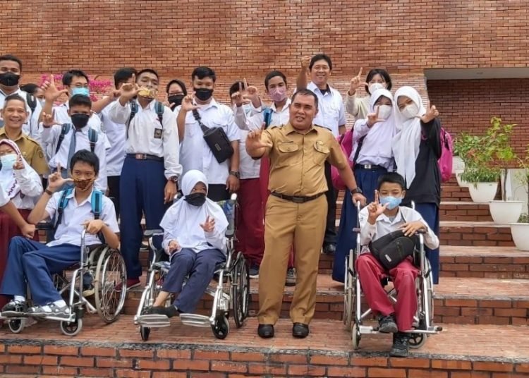 SISWA SLB TUNJUKKAN SEMANGAT LITERASI