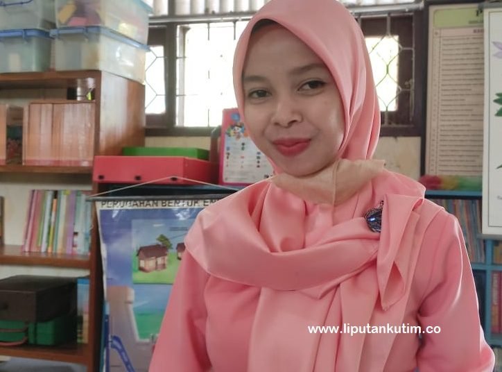 RUJIAH, BANGGA 12 TAHUN MENJAGA PERPUSTAKAAN