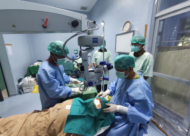 SATGAS PAMTAS GELAR OPERASI KATARAK DI HARI PAHLAWAN