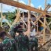 SATGAS PAMTAS BANGUNKAN RUMAH WARGA