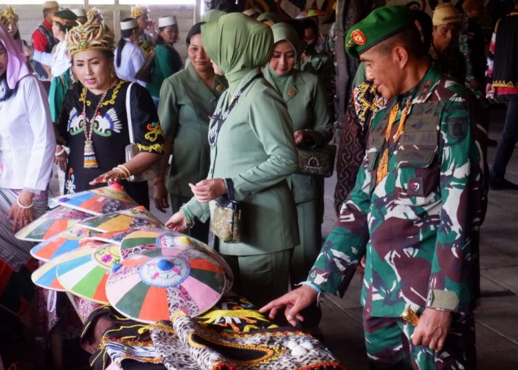 PANGDAM VI/MLW KUNJUNGI SATGAS PAMTAS RI-MALAYSIA