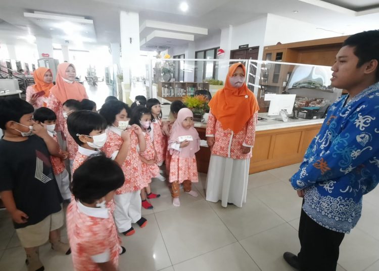 SISWA TK DAN PAUD KUNJUNGI PERPUSTAKAAN