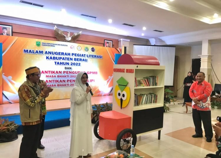 PEMPROV KALTIM KIRIM BUKU KE PEDESAAN BERAU