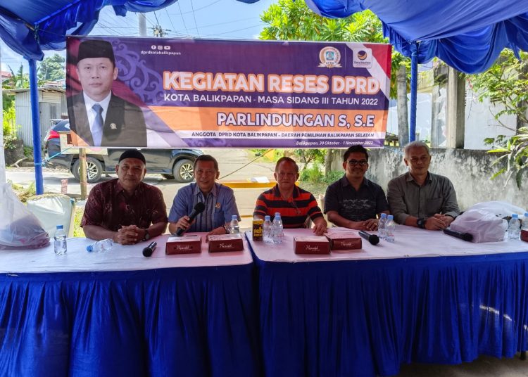 PARLINDUNGAN TERIMA KELUHAN PDAM SAAT RESES