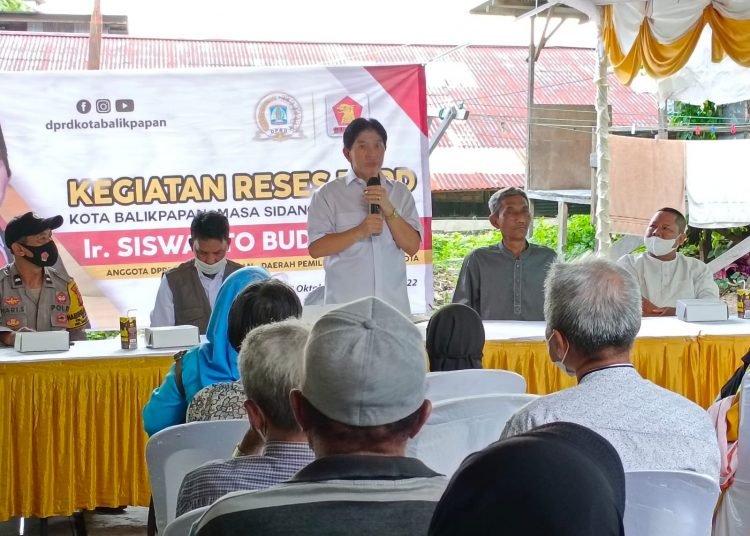 TEMUI WARGA, SISWANTO JANJIKAN DRAINASE