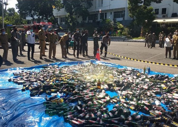 PEMKOT MUSNAHKAN MIRAS ILEGAL