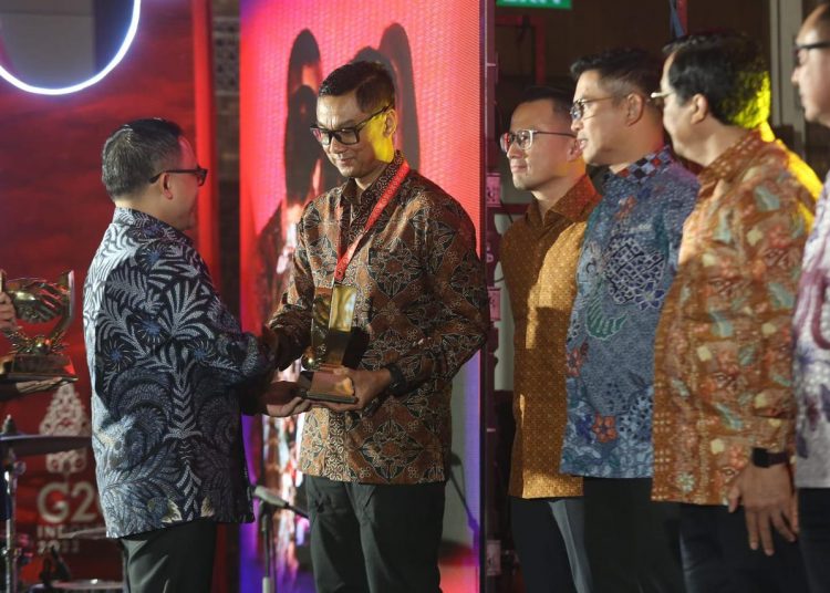 KOMITMEN KEMANUSIAAN, PLN TERIMA DUA PENGHARGAAN