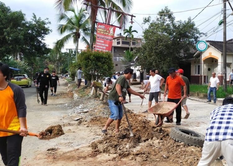 DIUNDANG WARGA, PT FAHREZA TIDAK HADIR