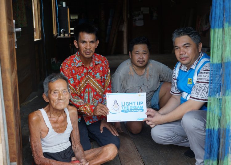 77 TAHUN MENANTI, 5 DESA DI KUBAR DAPAT LISTRIK