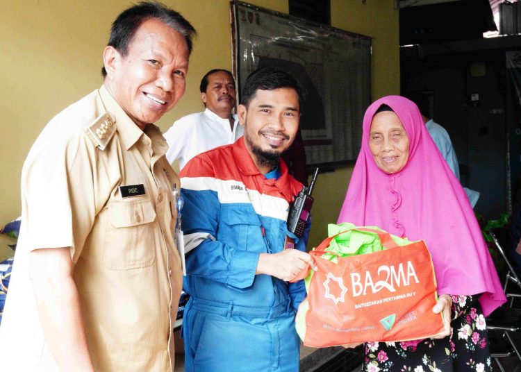 KPI BAGIKAN 400 PAKET SEMBAKO DI BALIKPAPAN