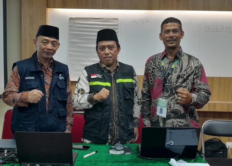 PANGDAM VI/MLW TUNJUK AZMIADI NAIK HAJI