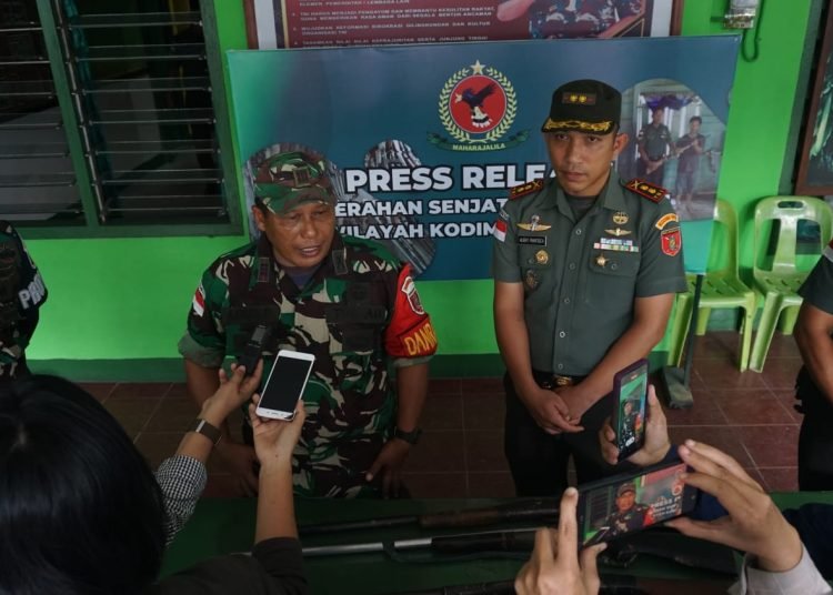 WARGA PERBATASAN SERAHKAN SENJATA RAKITAN