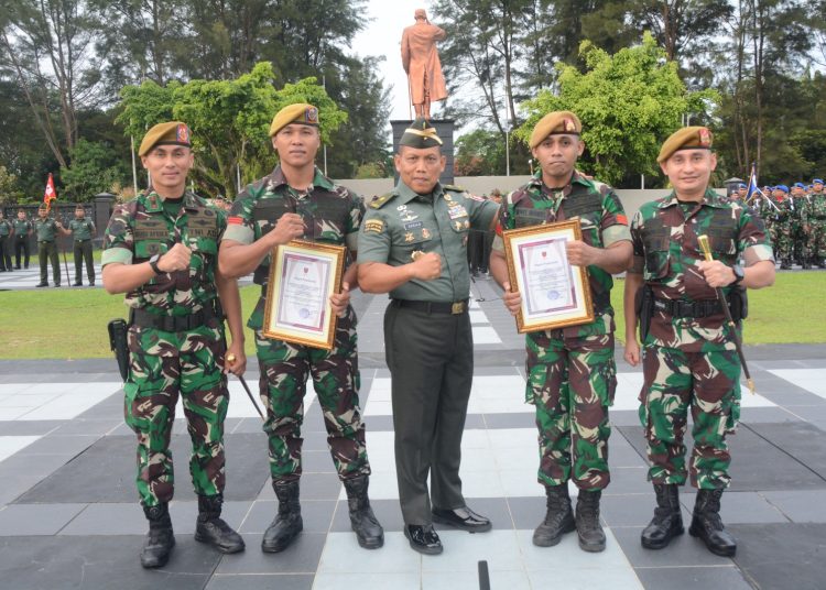 RAIH PRESTASI, 2 PRAJURIT KODAM VI/MLW TERIMA PENGHARGAAN