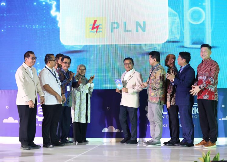 PLN TAMPILKAN PENDUKUNG KENDARAAN LISTRIK DI PEVS 2023