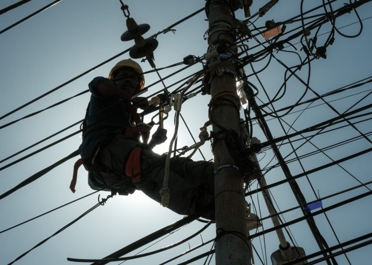SISIR POHON, PLN HADAPI PENOLAKAN WARGA