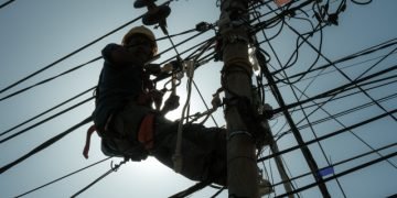 SISIR POHON, PLN HADAPI PENOLAKAN WARGA