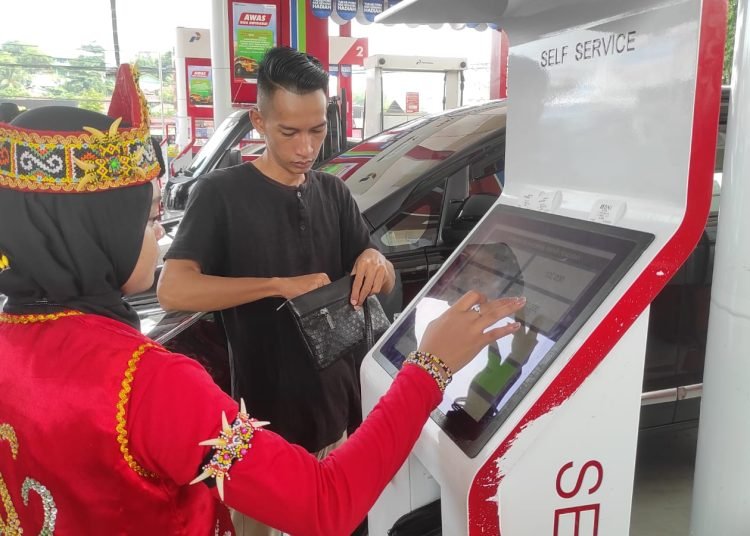 HARI PANCASILA, PETUGAS SPBU PAKAI BAJU ADAT