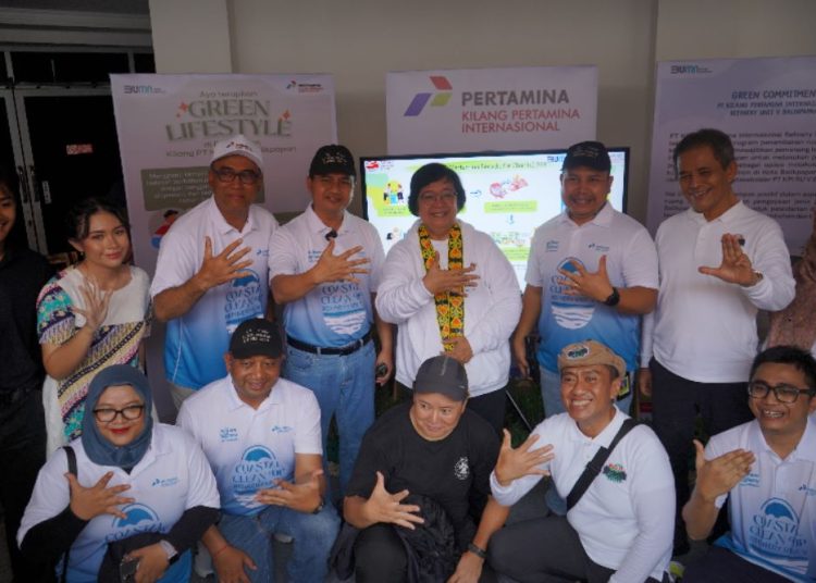 500 RELAWAN BERSIHKAN PANTAI BALIKPAPAN