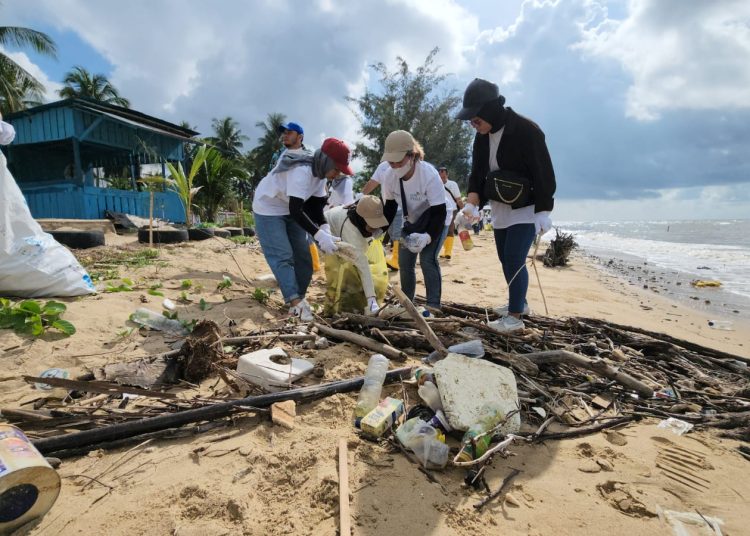 RELAWAN PLN BERSIHKAN SITUS SEJARAH