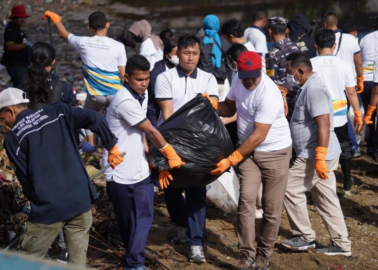 PLN BERSIHKAN PANTAI DI 135 TITIK