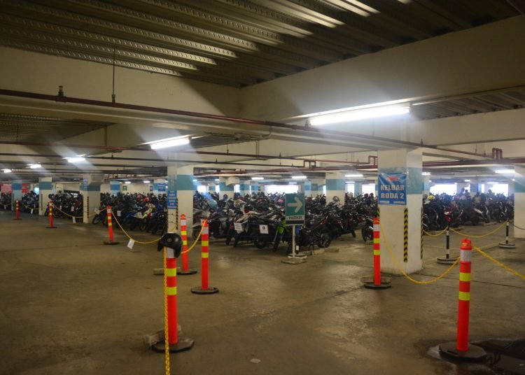 1 JULI, TARIF PARKIR BANDARA SAMS NAIK