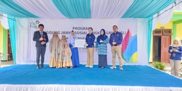 PLN SERAHKAN BEASISWA SENILAI 250 JUTA