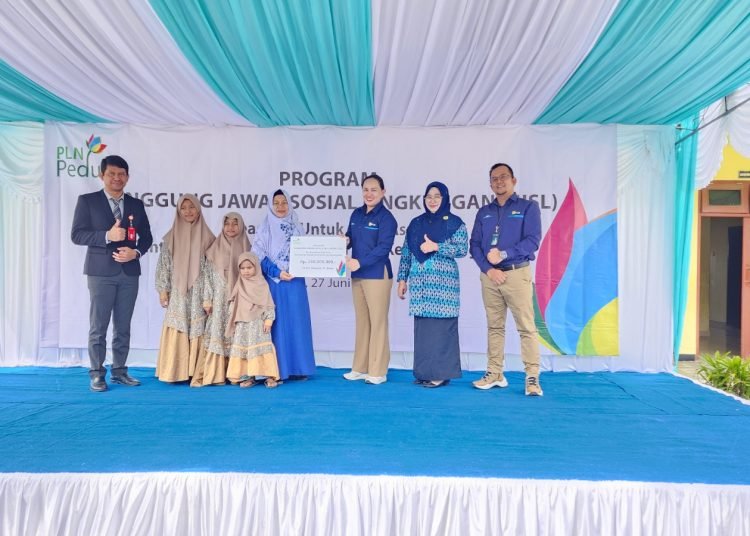 PLN SERAHKAN BEASISWA SENILAI 250 JUTA