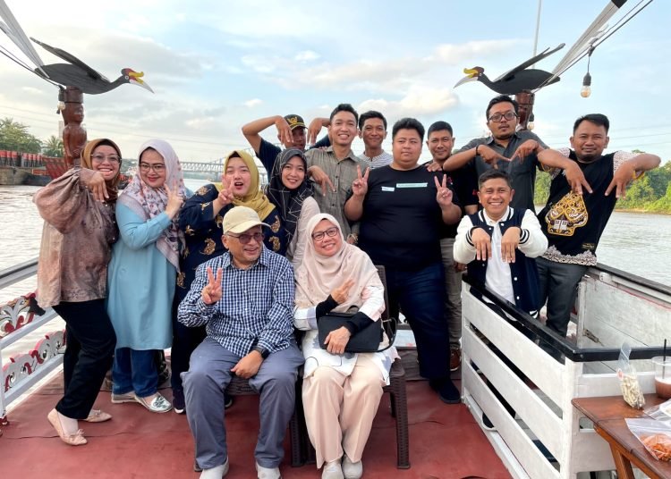 DOSEN MALAYSIA IKUT SUSUR SUNGAI MAHAKAM