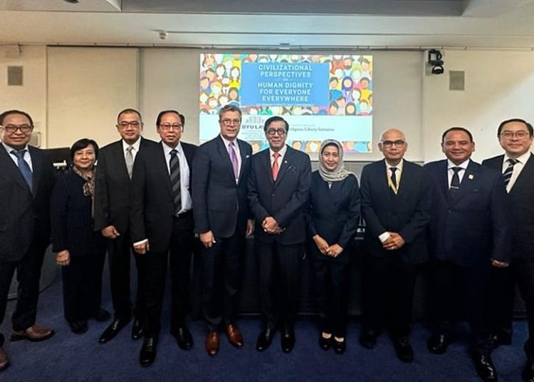 MENKUMHAM DUKUNG HARI MARTABAT MANUSIA