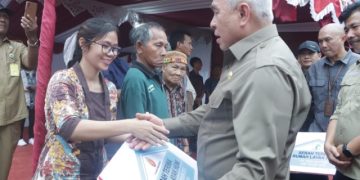 GUBERNUR SERAHKAN RLH KUKAR