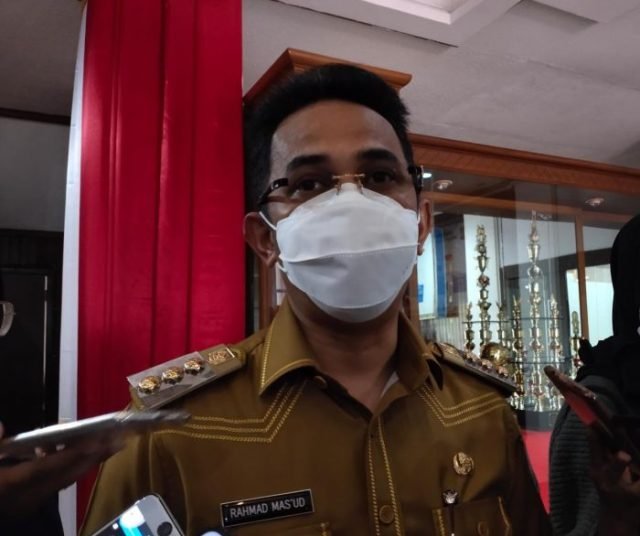 PEMKOT MULAI BAGIKAN SERAGAM GRATIS