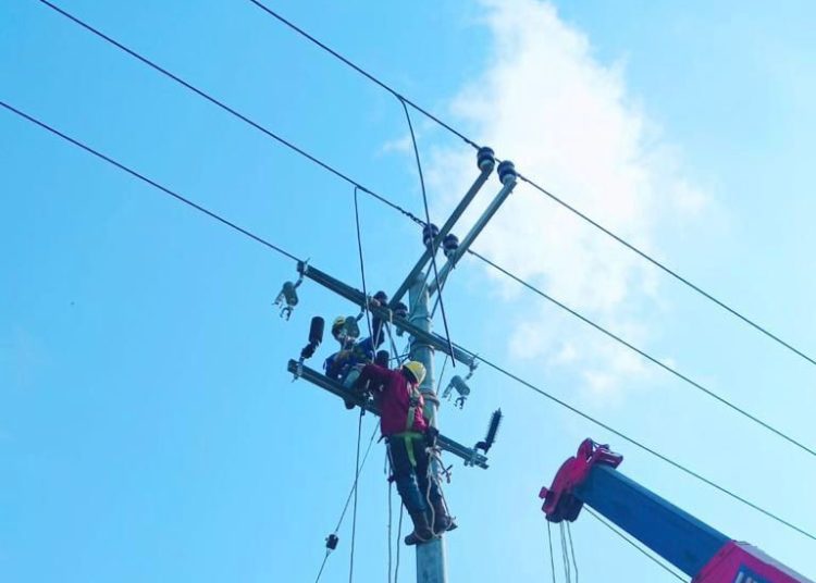 WARGA KEDANG MURUNG NIKMATI LISTRIK 24 JAM