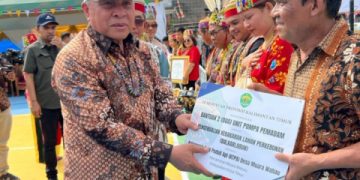 GUBERNUR SERAHKAN PEMADAM KARHUTLA