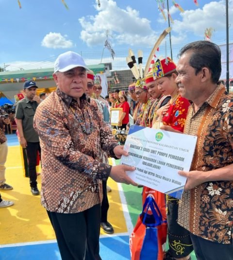 GUBERNUR SERAHKAN PEMADAM KARHUTLA