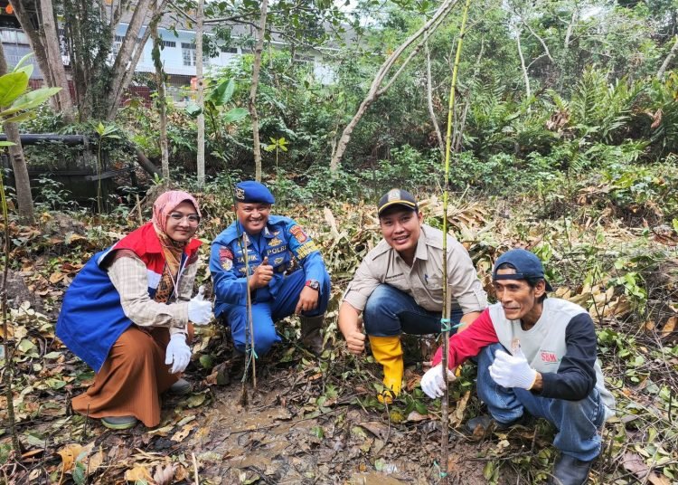 PEDULI LINGKUNGAN, KPI LAKUKAN PENANAMAN MANGROVE
