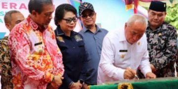 GUBERNUR SERAHKAN RLH KUBAR