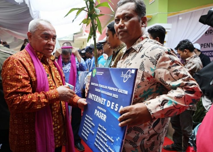 GUBERNUR SERAHKAN BANTUAN INTERNET DESA