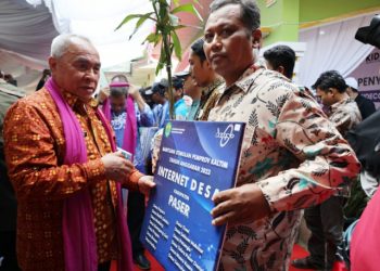 GUBERNUR SERAHKAN BANTUAN INTERNET DESA