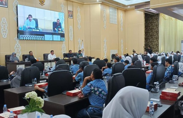 RATUSAN PELAJAR KUNJUNGI DPRD BALIKPAPAN