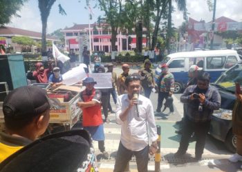 PENGESAHAN RAPERDA KETENAGAKERJAAN DIPERTANYAKAN