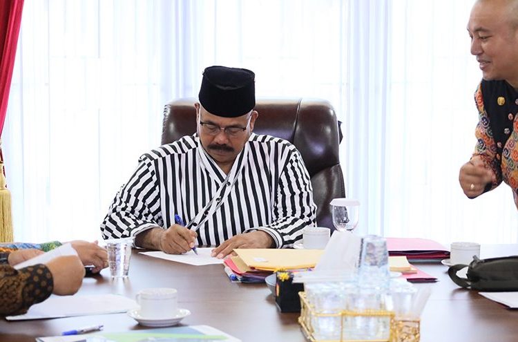 BUPATI USULKAN PABRIK RUMPUT LAUT