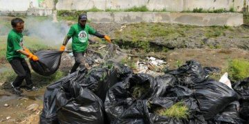 PULUHAN WARGA LOA IPUH BERSIHKAN SUNGAI