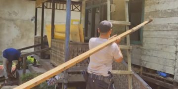 POLISI BEDAH RUMAH WARGA KURANG MAMPU