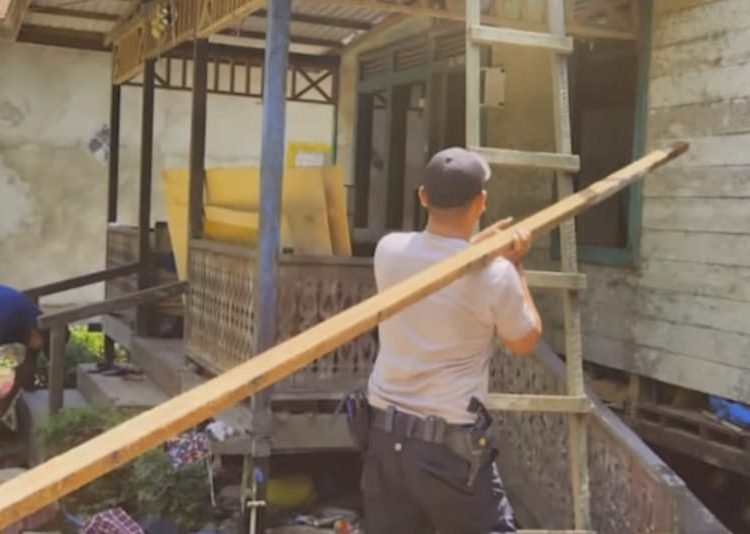 POLISI BEDAH RUMAH WARGA KURANG MAMPU