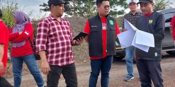 PEMKAB KUKAR PERBAIKI JALAN 14 DESA