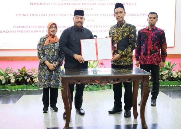 BUPATI TEKEN HIBAH PELAKSANA PEMILU