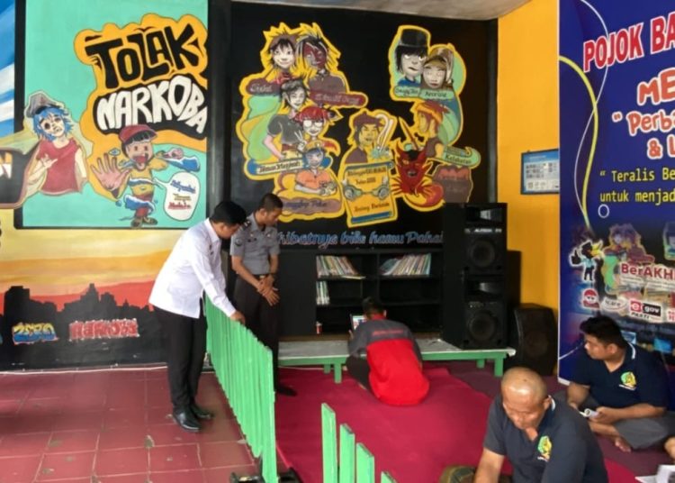 WARGA LAPAS MANFAATKAN POJOK BACA