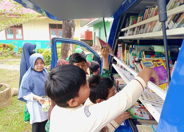 MASYARAKAT PPU MANFAATKAN PERPUSLING