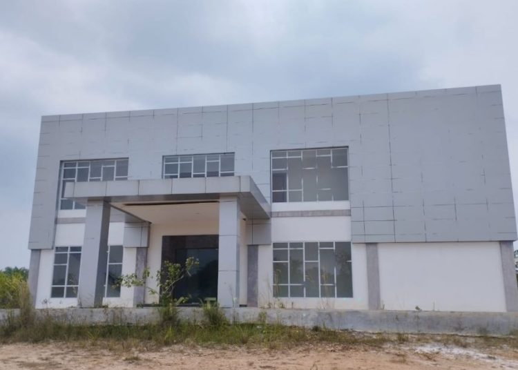 PETANI TUNGGU PABRIK RUMPUT LAUT