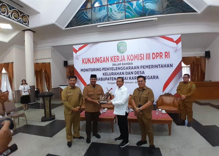 KUNJUNGI KUKAR, DPR RI BAHAS KEMISKINAN